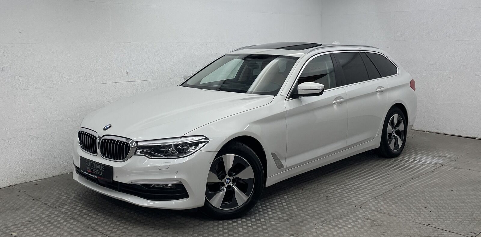 BMW 520 d Touring PANO+360+HUD+LIVE+KEYLESS+LED+