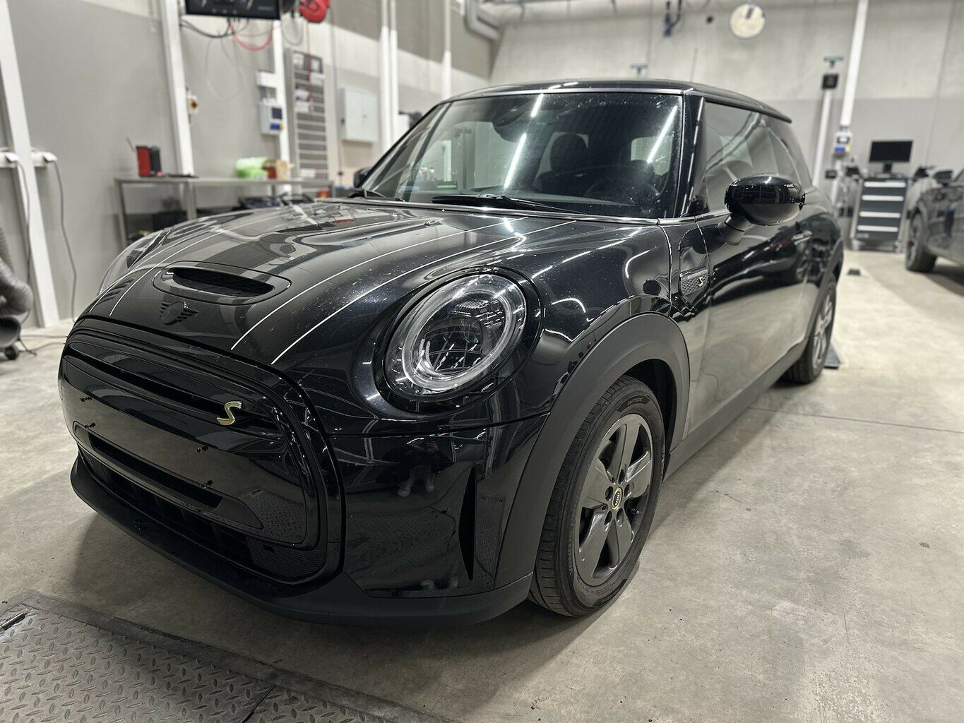 MINI Cooper SE Essential Trim NAVI LED PDC ALU