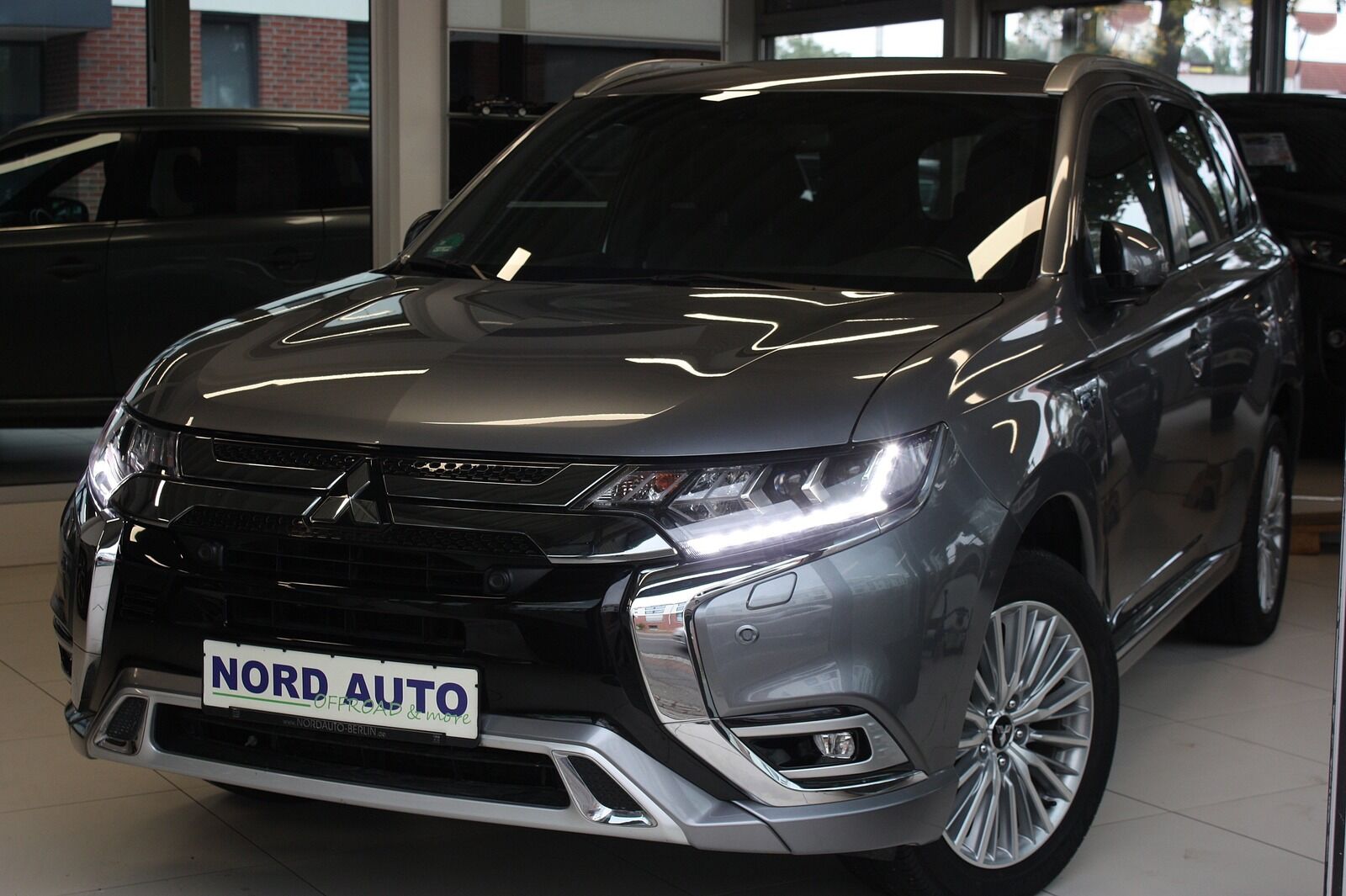 MITSUBISHI Outlander 2.4 PHEV Edition 4WD Leder/Navi+Cam