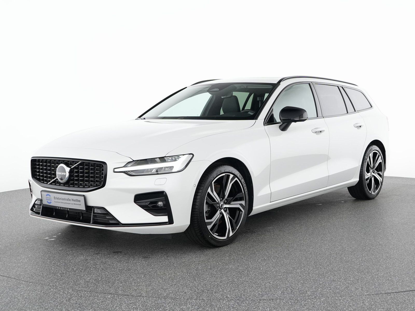 VOLVO V60 B4 Benzin Plus Dark 19"+PANO+VOLL-LED+360°