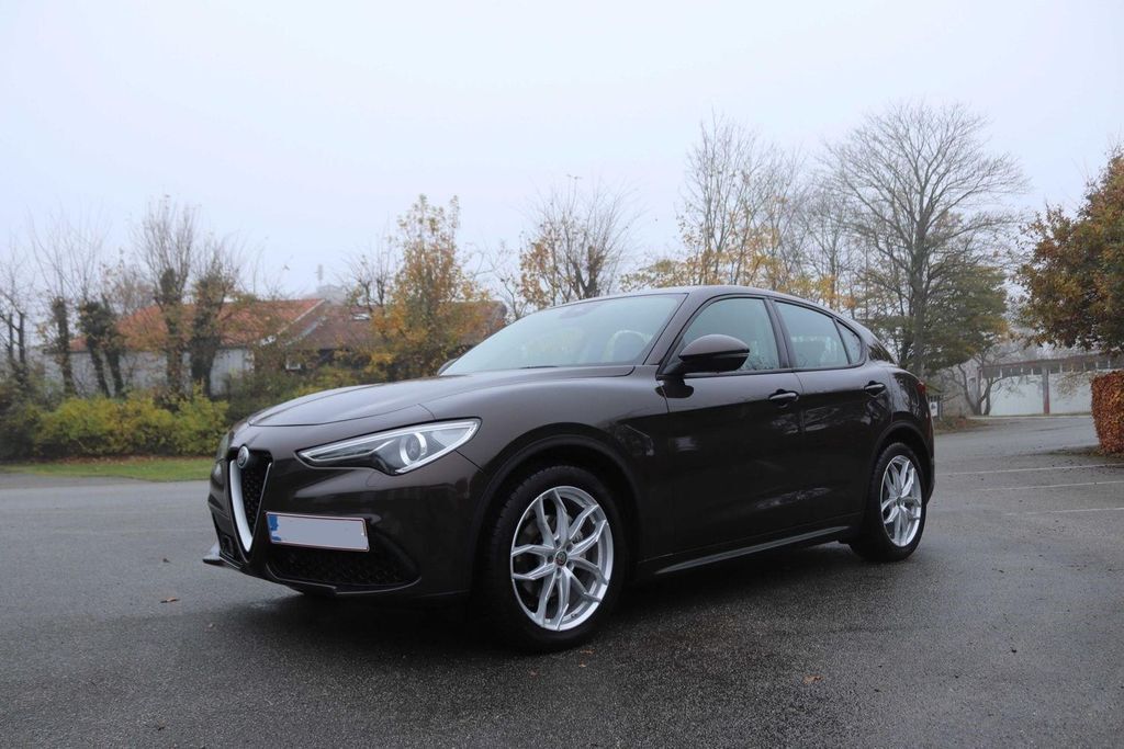 ALFA ROMEO Stelvio Super 2WD Xenon+Kamera+ACC+LEDER