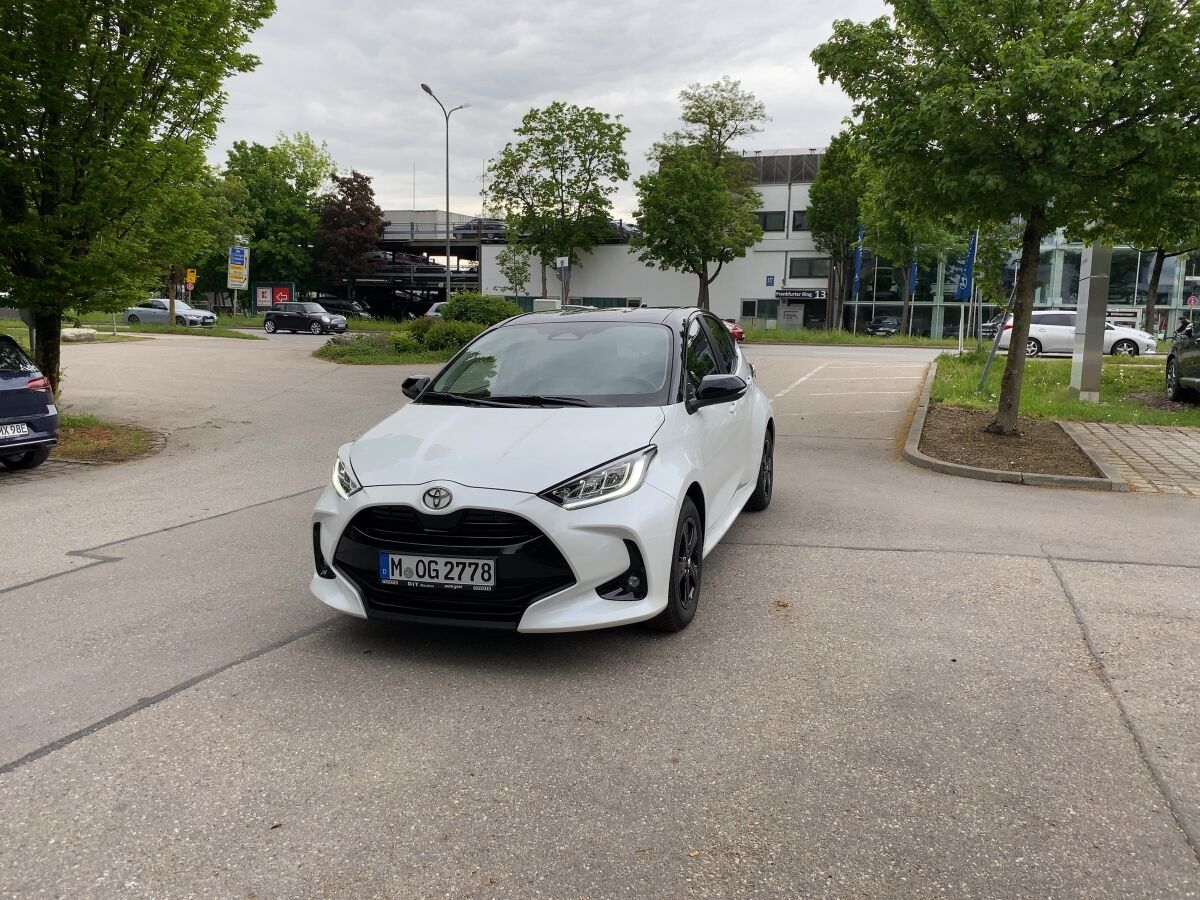 Toyota YARIS 1.5 HSD 116 PS B&W **Sondermodell**